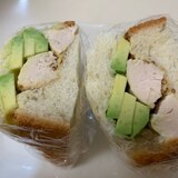 アボカドとささみのサンドイッチ